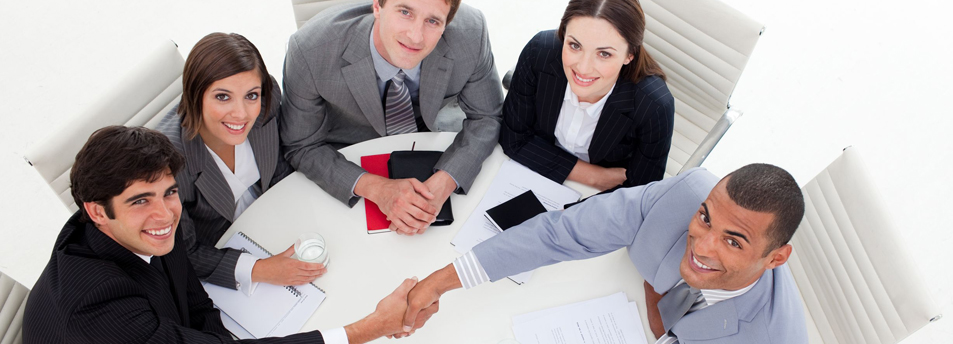 Estudiantes profesionales en clase de inglés especializado con material técnico